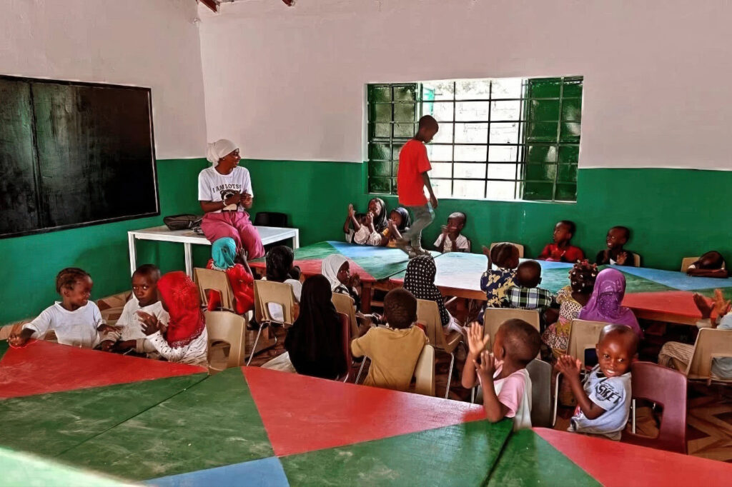 Escuela de primaria de Douassu (Gambia) construida por la asociación de Casares, Mol Beh Taa