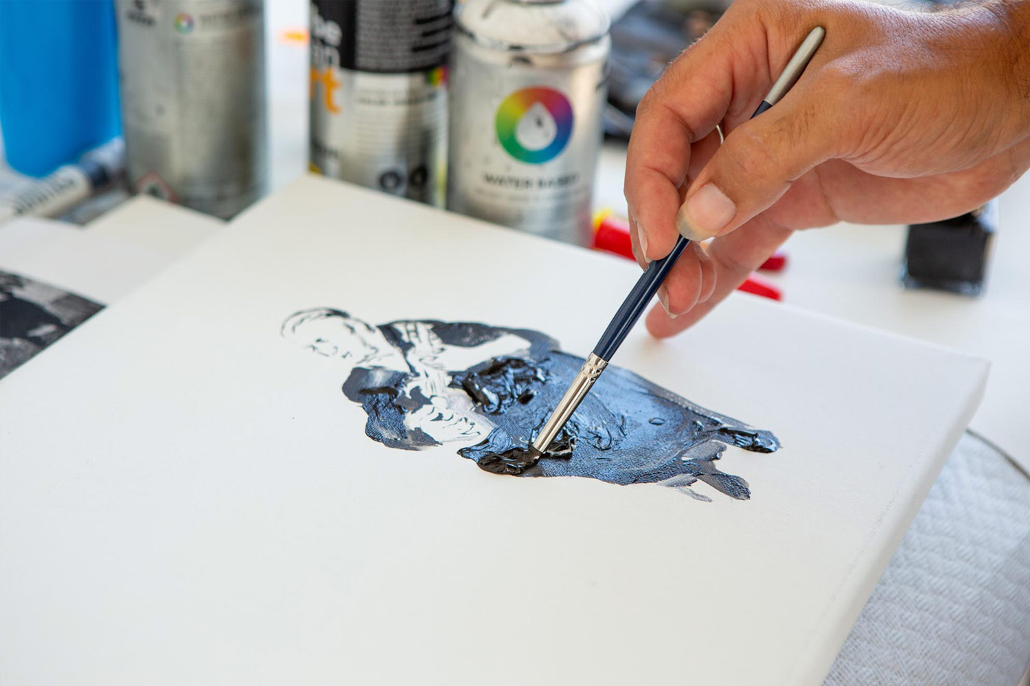 Patricio Hidalgo pintando un cuadro en el Rosa Fina 2025 (Casares)