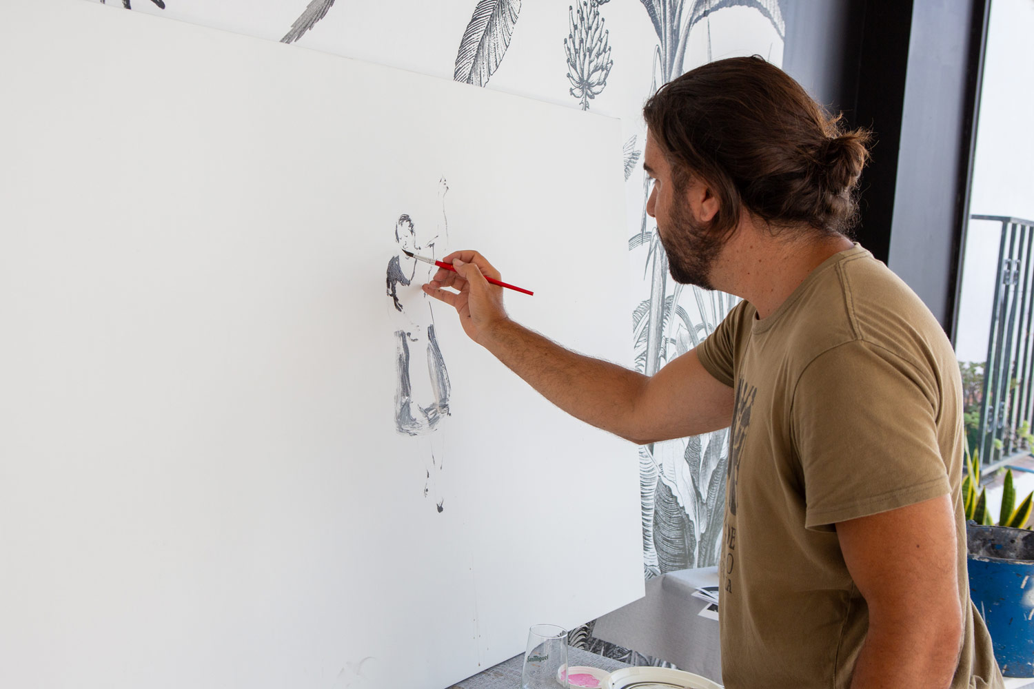 Patricio Hidalgo pintando un cuadro en el Rosa Fina 2025 (Casares)