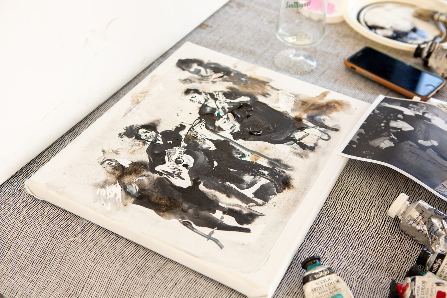 Patricio Hidalgo pintando un cuadro en el Rosa Fina 2025 (Casares)