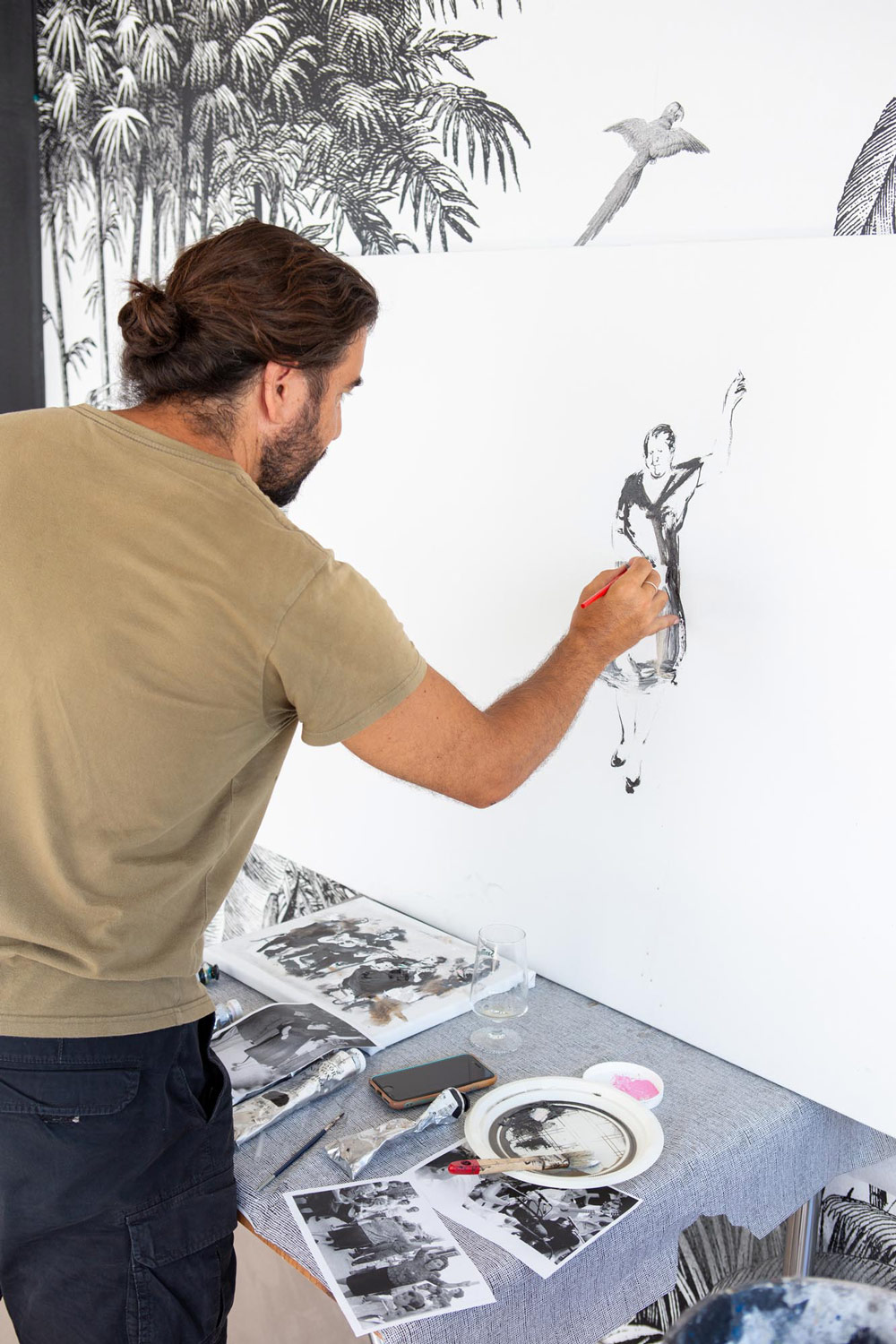 Patricio Hidalgo pintando un cuadro en el Rosa Fina 2025 (Casares)